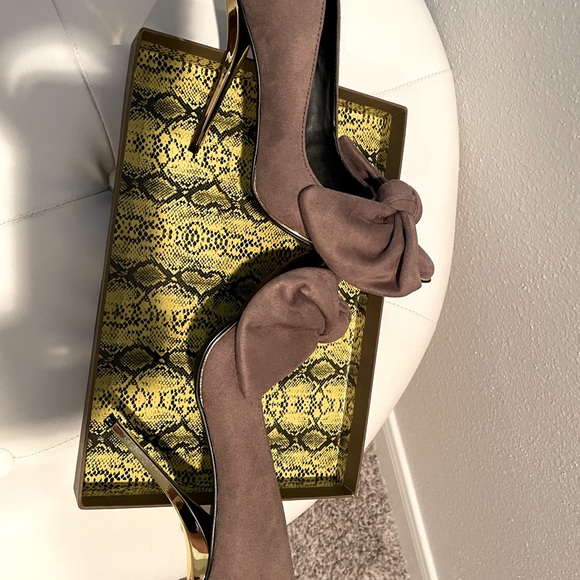 New in box! STUNNING Micro-Suede pumps with large bow and gold tone heels! - Picture 3 of 6
